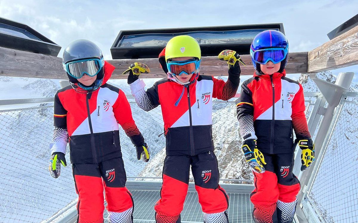 Copii din grupa de ski Sport n'JOY pe munte